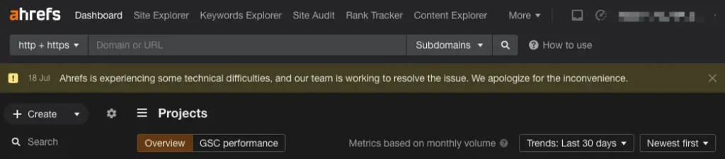 Ahrefs 於畫面上方顯示簡短系統異常通知，說明團隊正在處理技術問題並致歉
