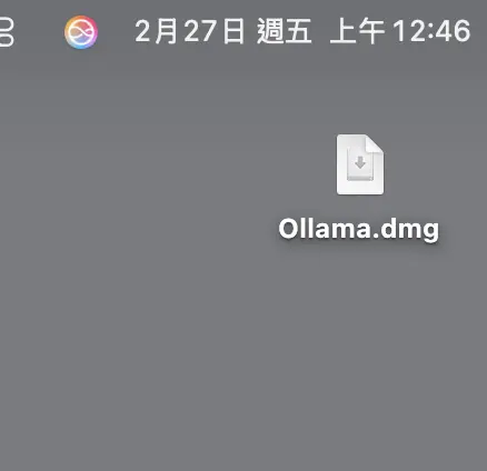 已經下載完成並放置在 macOS 桌面上的 Ollama.dmg 安裝檔案圖示。