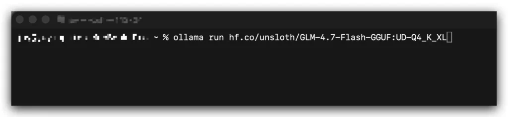 在終端機介面貼上 ollama run 指令準備執行下載。