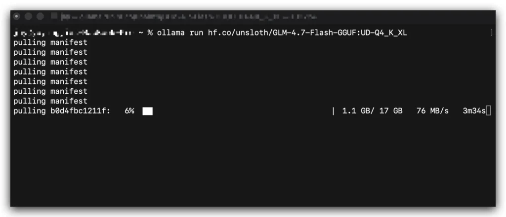 Ollama 正在終端機中下載 GLM-4.7 模型數據的進度畫面。